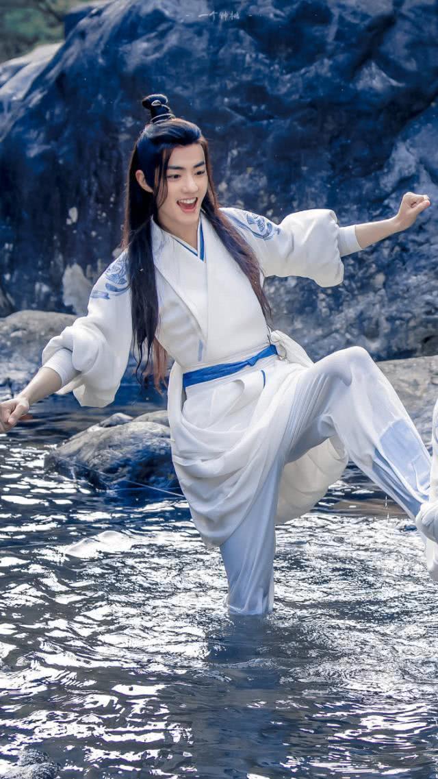 肖战名字不一般！网友发出他真实姓名，成为男神也是情理之中