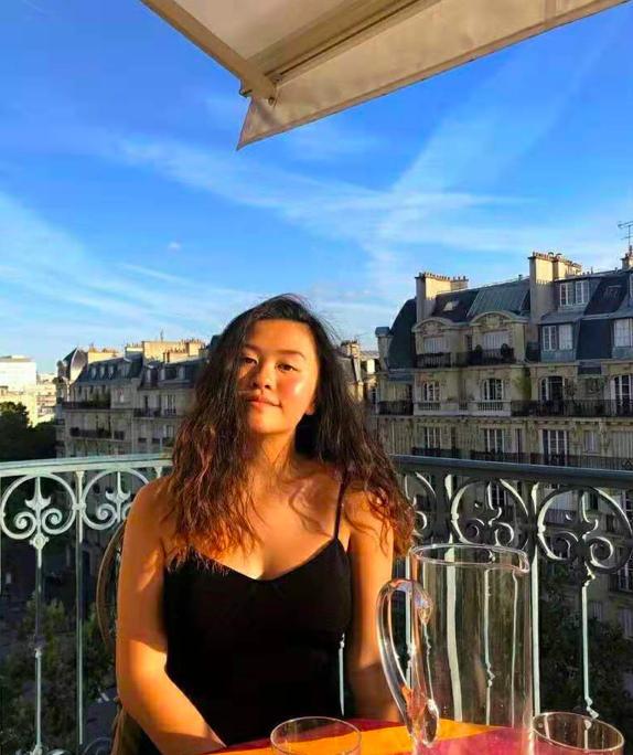 邱淑贞14岁二女儿罕见曝光，穿着性感与名媛姐姐差别大