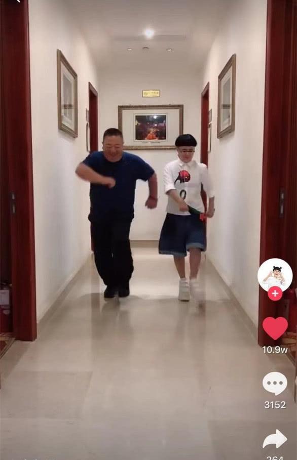 回忆杀！董浩金龟子小视频同框 金龟子鞋子成亮点