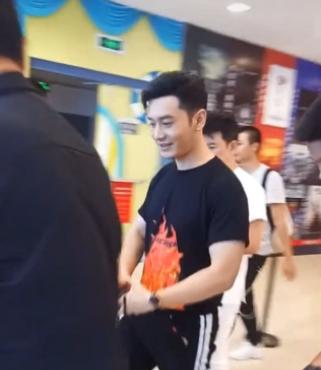 黄晓明线下活动，看到路人镜头下的他，网友：瞬间暴露真实身高