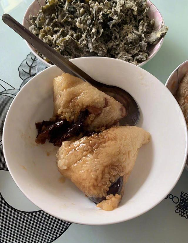 黄晓明回老家探望亲人，晒照发现秘密，网友：打脸造谣者