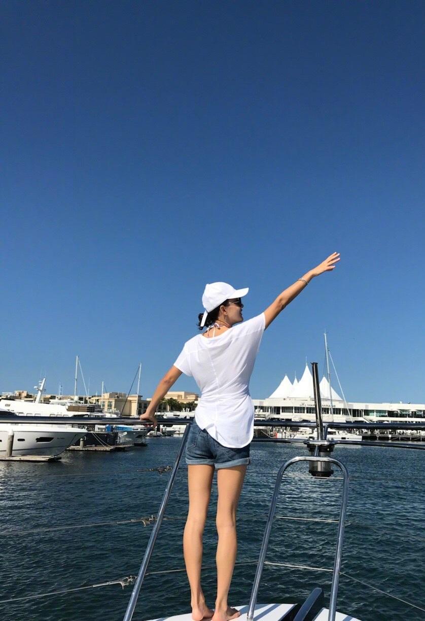 原创 46岁的牛莉，还能靠健身火一把，近照眼角都是皱纹了！