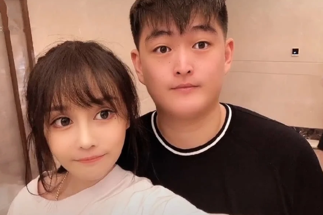 赵本山女儿球球与哥哥自拍 兄妹俩都萌萌哒！