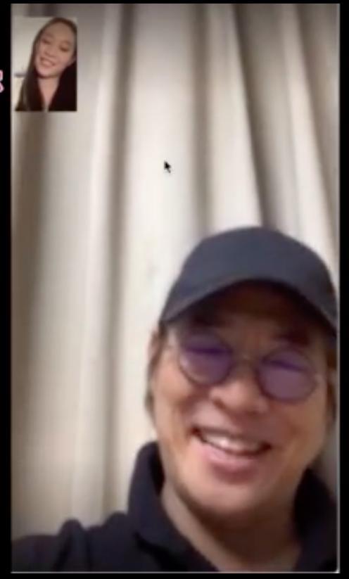 李连杰16岁女儿被邀当主持人，随父亲现身活动，大长腿吸睛不怯场