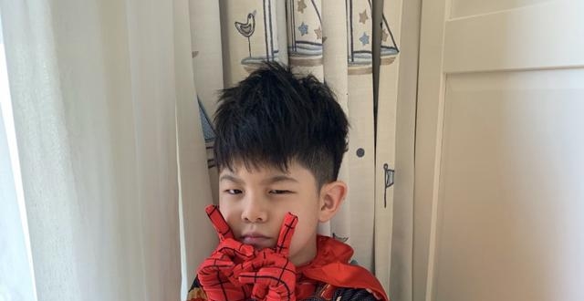胡可晒两个儿子扮蜘蛛侠，安吉亲吻小鱼儿当妹妹宠着画面超有爱