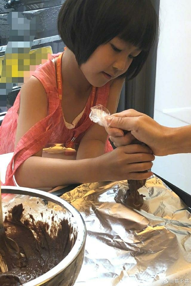 蔡少芬挺大孕肚，耐心陪女儿做手工，母女仨其乐融融超温馨
