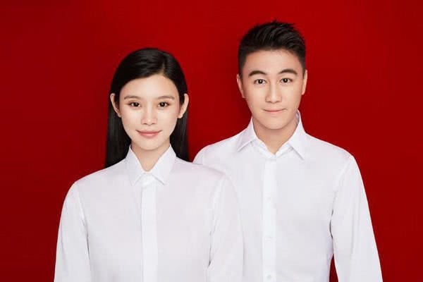 奚梦瑶穿宽松卫衣小腹微凸，小心翼翼下楼梯疑已经怀孕