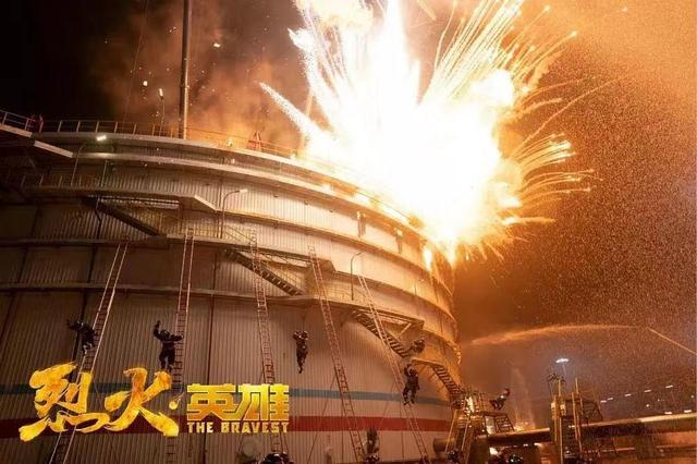 《烈火英雄》首日预售票房第一，灾难片靠什么“行走”暑期档？