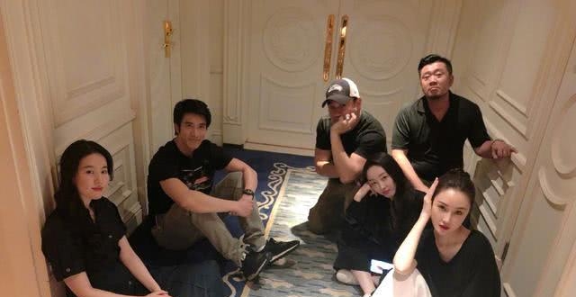 娱乐早报｜黄毅清承认造谣中伤周立波 刘亦菲王力宏久违同框合影