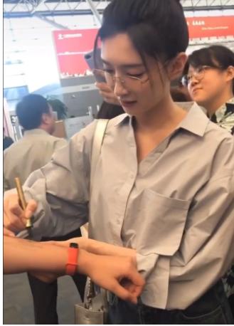 江疏影现身机场，给粉丝签名姿势打脸半个娱乐圈：活该你这么红