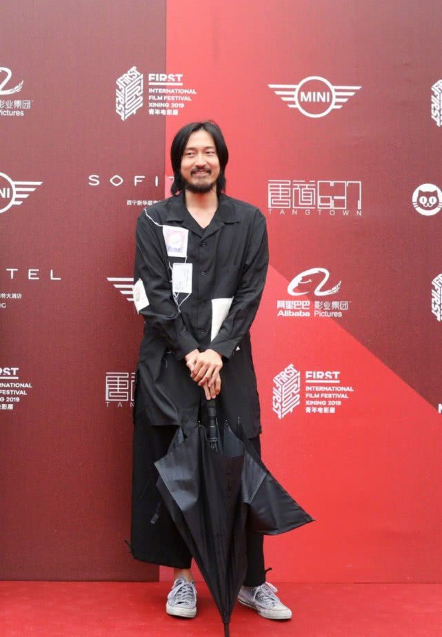 王传君现身青年电影展，红毯造型颓废沧桑，留络腮胡身材发福明显