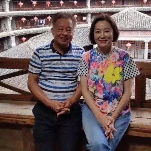 林青霞穿老年装出游，短发发福笑起来像老奶奶，这是65岁真实样子！
