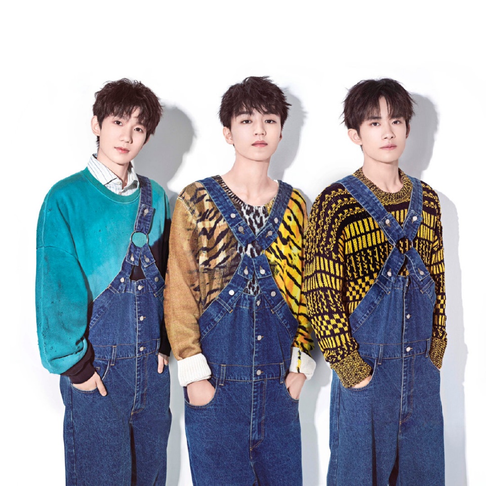 时代峰峻庆典现场的签名板被人破坏，原因和TFBOYS有关，太疯狂