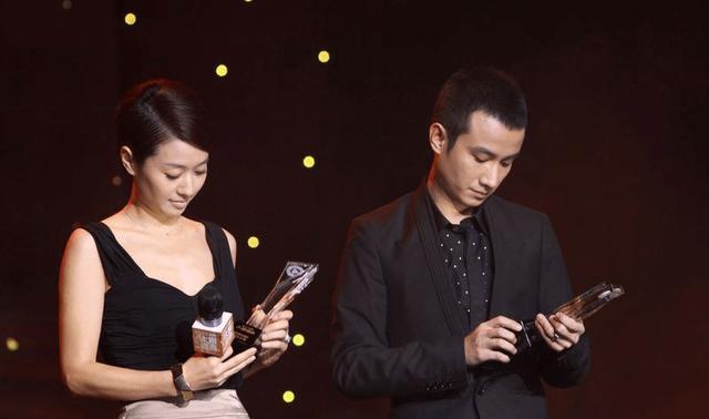 疑似马伊琍离婚前视频曝光，和海清同撑一把伞打闹