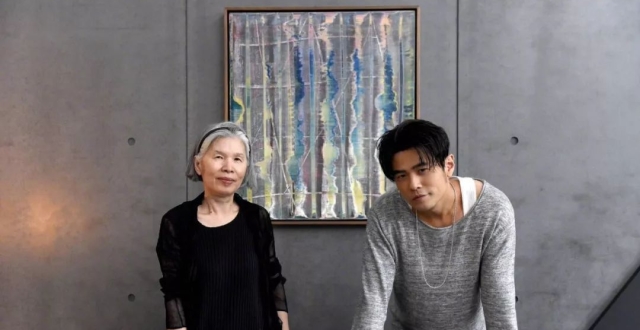 周杰伦晒少年时期和妈妈合影 妈妈把手搭在儿子肩上很宠爱