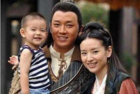 董洁带儿子现身机场，浓眉大眼身高瞩目，网友：下一代男神