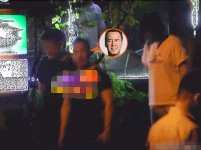 47岁杨坤聚餐清纯美女紧跟其后，同回别墅过夜疑似新恋情曝光