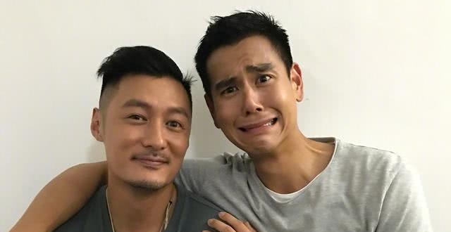 余文乐晒另类全家福，抱儿子依偎在彭于晏怀里，称这才是真正的妈