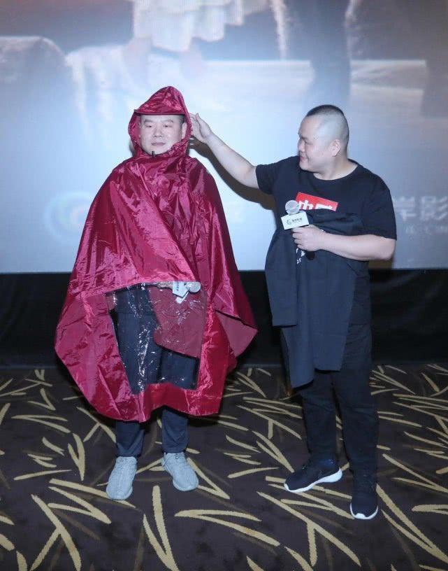 太像了！岳云鹏cos“雨衣版”小岳岳，两人同框傻傻分不清