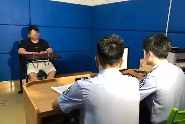 物业当警察面威胁业主“不要忘了你还有老婆，还有小孩”这么嚣张