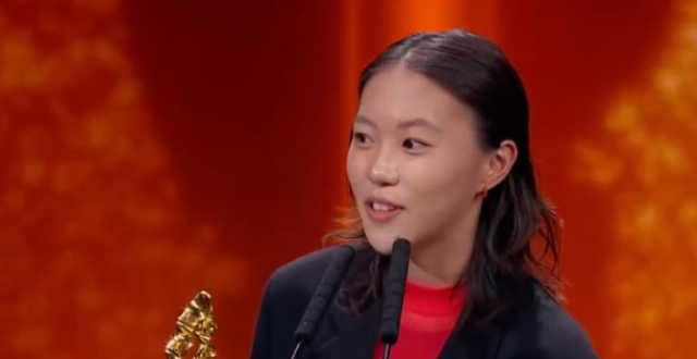 窦靖童晒与周迅合影越来越有女人味，忘年交被调侃：在一起