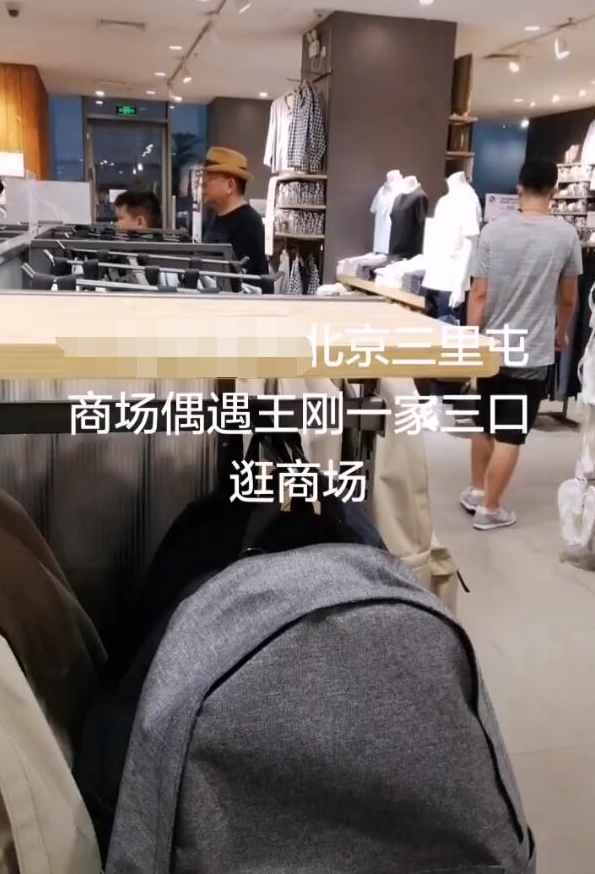 偶遇！71岁王刚低调与妻儿逛街 11岁儿子长相随爸