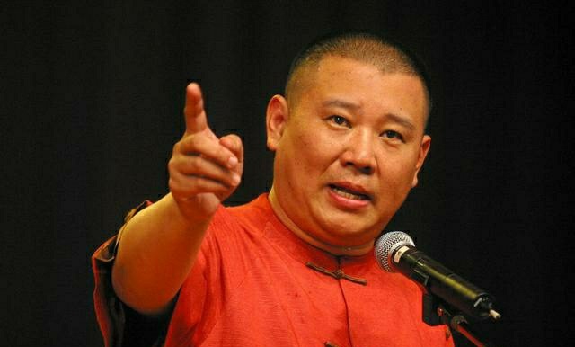 87岁相声大师杨少华罕现身，衣着朴素如同路人