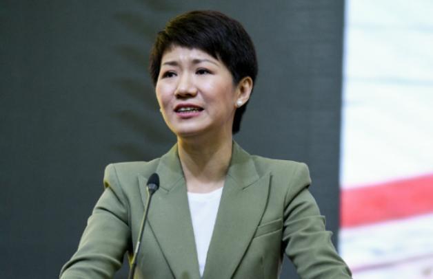 央视主持人发文谴责在飞机上无人帮忙取行李，遭网友吐槽