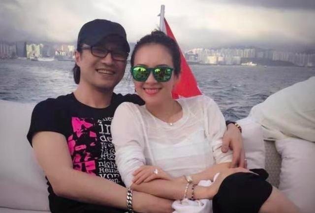 章子怡紧牵3岁女儿小手超有爱，醒醒身高已经到妈妈腰了