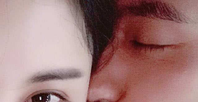 张歆艺晒全家福，与袁弘嘟嘴亲吻宝宝，儿子叼着奶嘴睡觉萌态十足