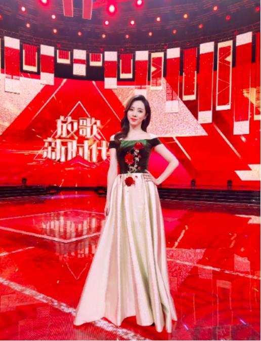 央视女主持李思思晒美照，台上台下风格不同，却同样气质出众