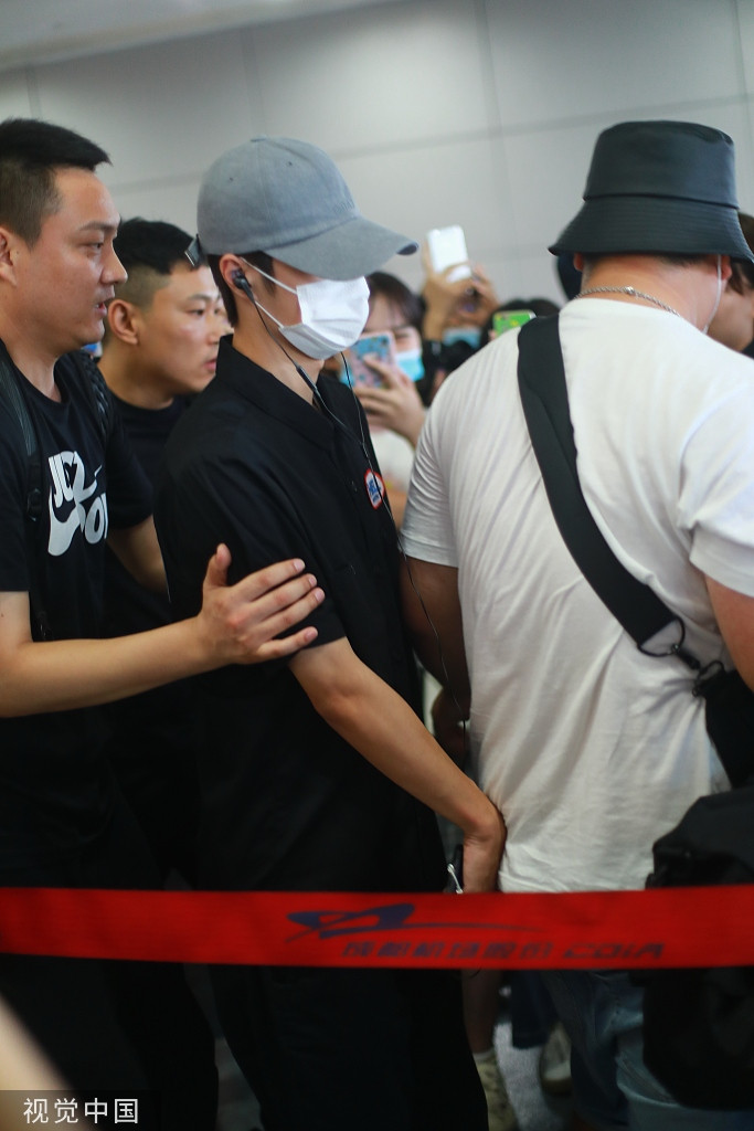 王一博抵达成都获近百粉丝接机 保镖护驾寸步难行