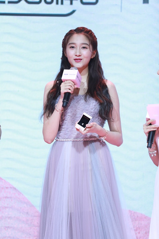 关晓彤现身美成仙女！穿长裙涂芭比粉贵妇范儿十足