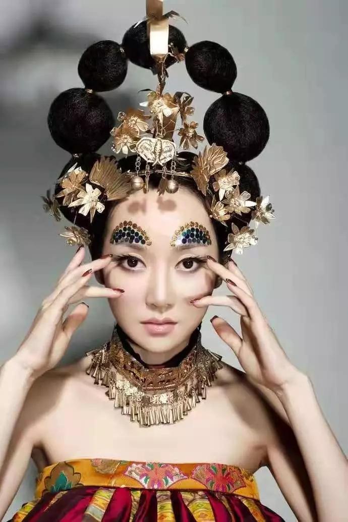 原创 当年因为假唱“消失”的萨顶顶，如今大变脸，观众称认不出她