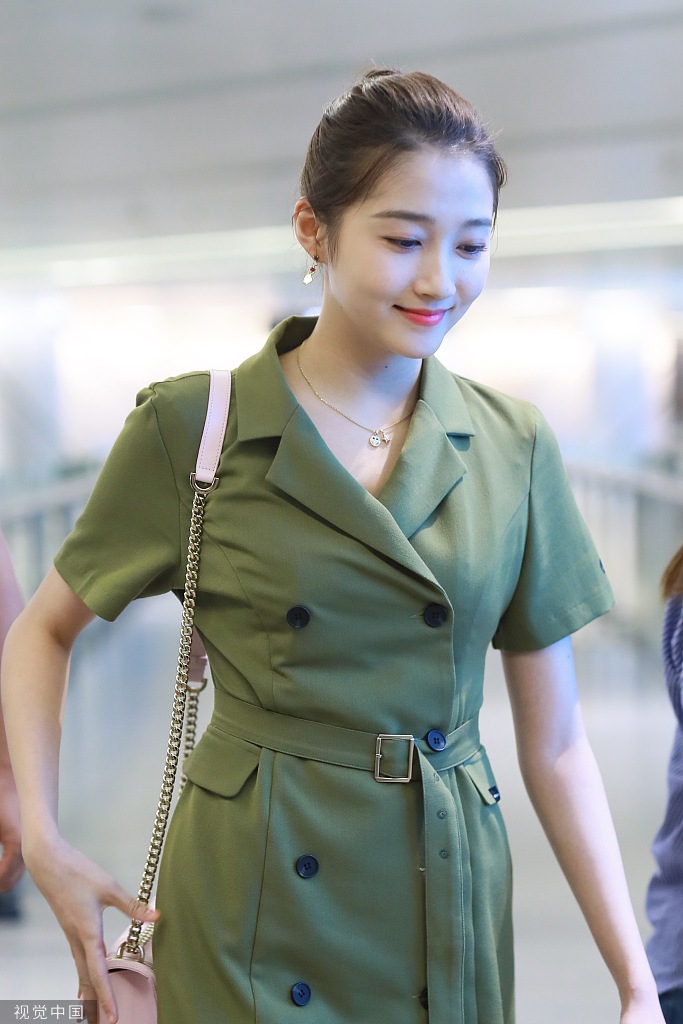 关晓彤穿墨绿衬衫裙秀细长美腿 脚踩马丁靴气场强