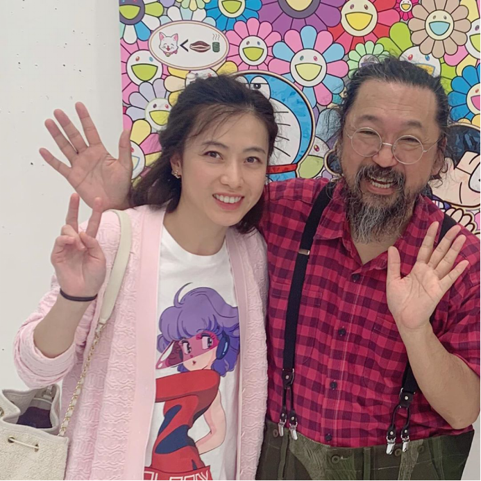 阔太甘比带子女探访日本画家 10岁女儿穿着低调很乖巧
