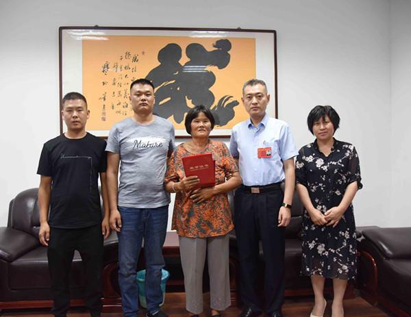 泗洪67岁老人跳水托举救出溺水青年，自己却沉了下去