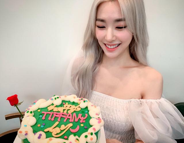 八人组少女时代合体，共赴美国，不为重组出专辑只为Tiffany庆生