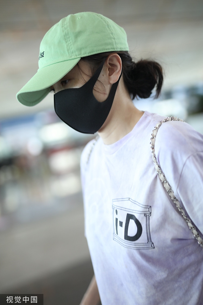 宋佳戴绿色鸭舌帽时尚清新 单身插兜变帅气酷girl