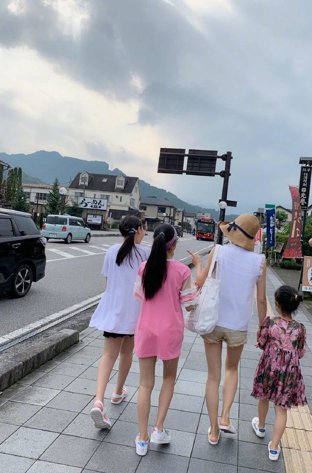 马伊琍与文章宣布离婚后首次更博晒照身材好，乡村小镇游玩心情好
