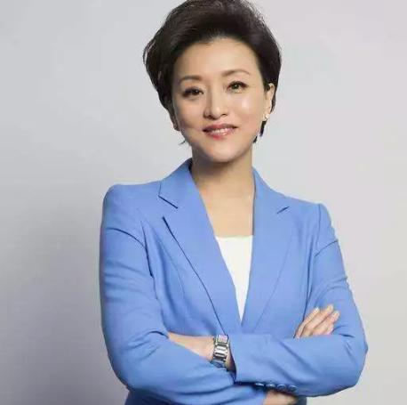 51岁央视主持杨澜近照曝光，身材凹凸有致，还是20年前的模样