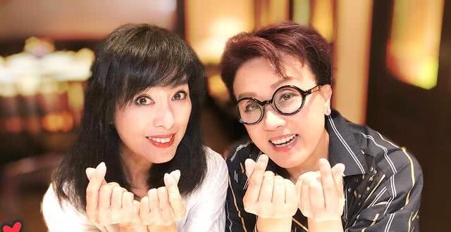 米雪晒与老朋友合影，70岁徐小凤慈眉善目，两人相差六岁似母女