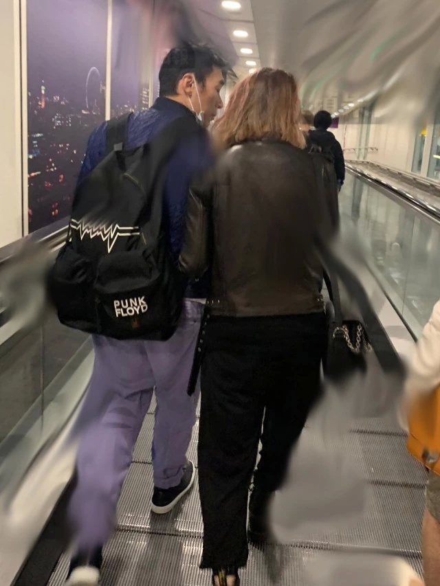郑秀文轻易原谅了许志安出轨，夫妻挽手现身英国机场甜蜜如新婚