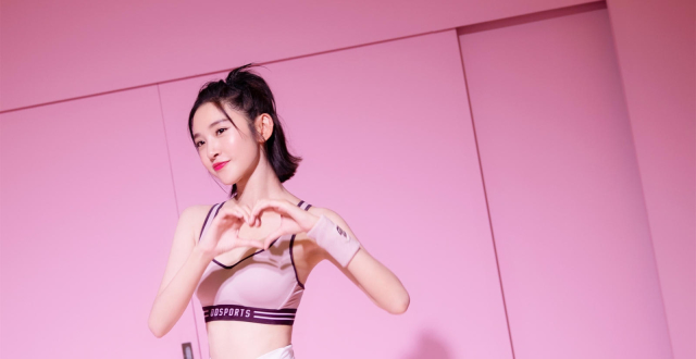 唐艺昕婚后首亮相，身材纤瘦高调炫“腹”力破怀孕传闻