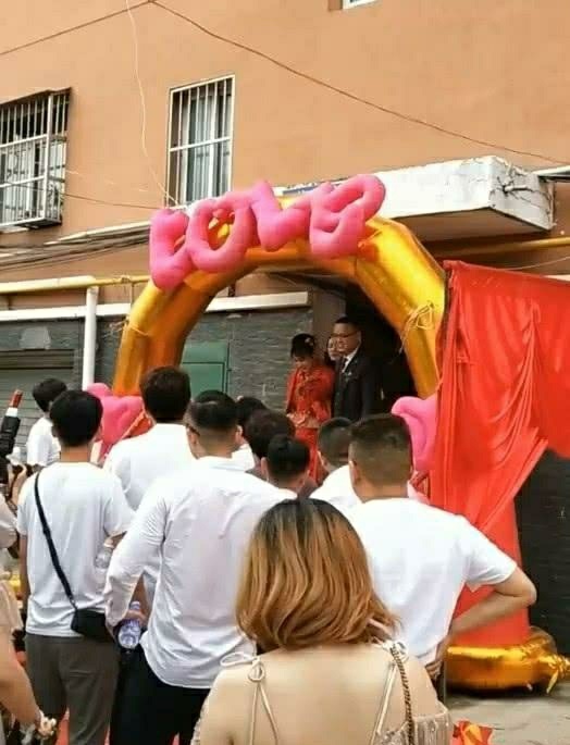岳云鹏河南老家参加亲姐姐婚礼！现场穿T恤球鞋！被质疑不重视
