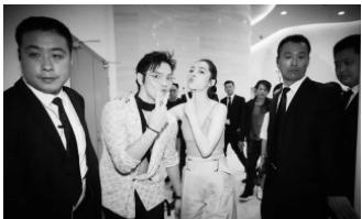 向佐郭碧婷互为对方涂唇膏，谁注意保安大哥的表情？网友：太真实