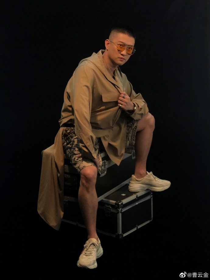 唐菀抱娃素颜现身，从头到脚都是奢侈品，生活潇洒不输前夫曹云金