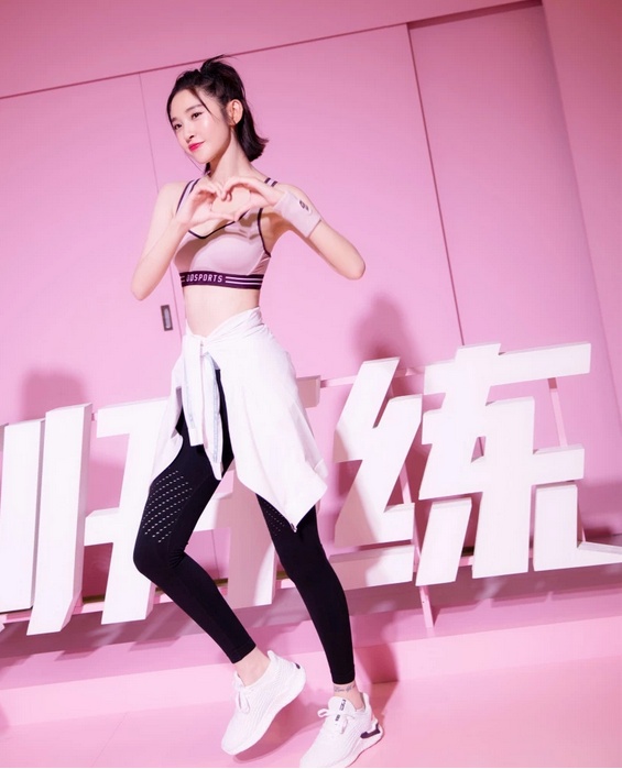 蜜月归来唐艺昕现身参加活动，活力满满笑容甜美，新婚生活很甜蜜