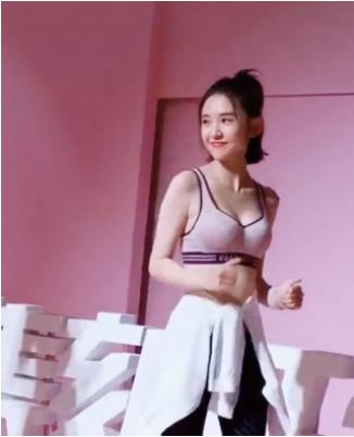 唐艺昕参加品牌活动，看到关掉十级美颜的她：果然是“照骗”