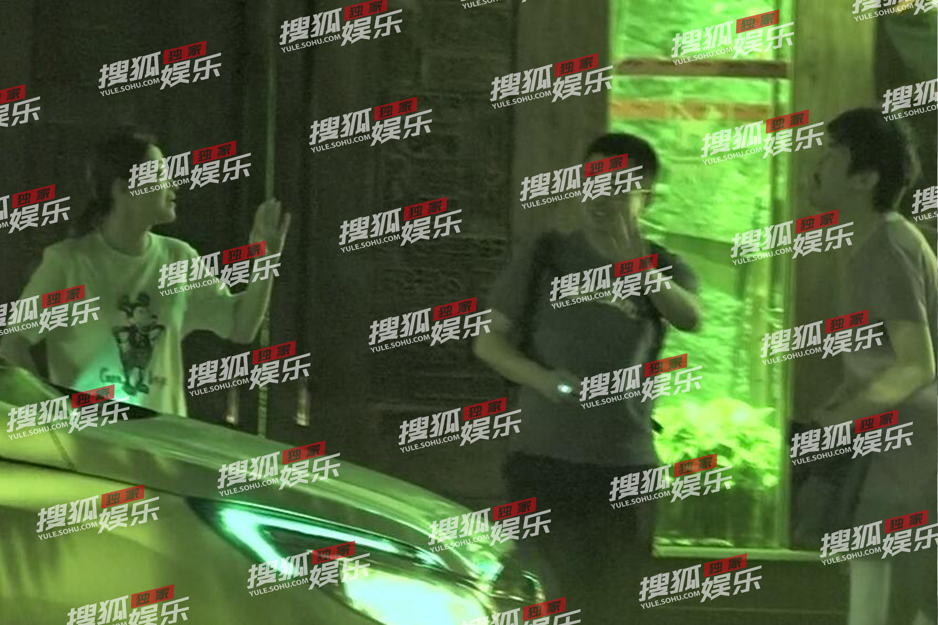 独家：梅婷深夜素颜会友！外穿男性友人衣服